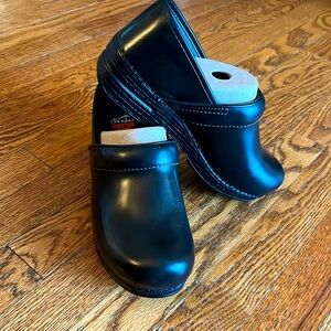 Dansko Pro XP Cabrio Slip Resistant Leather Women’s Clog. Grey, Size EU 39